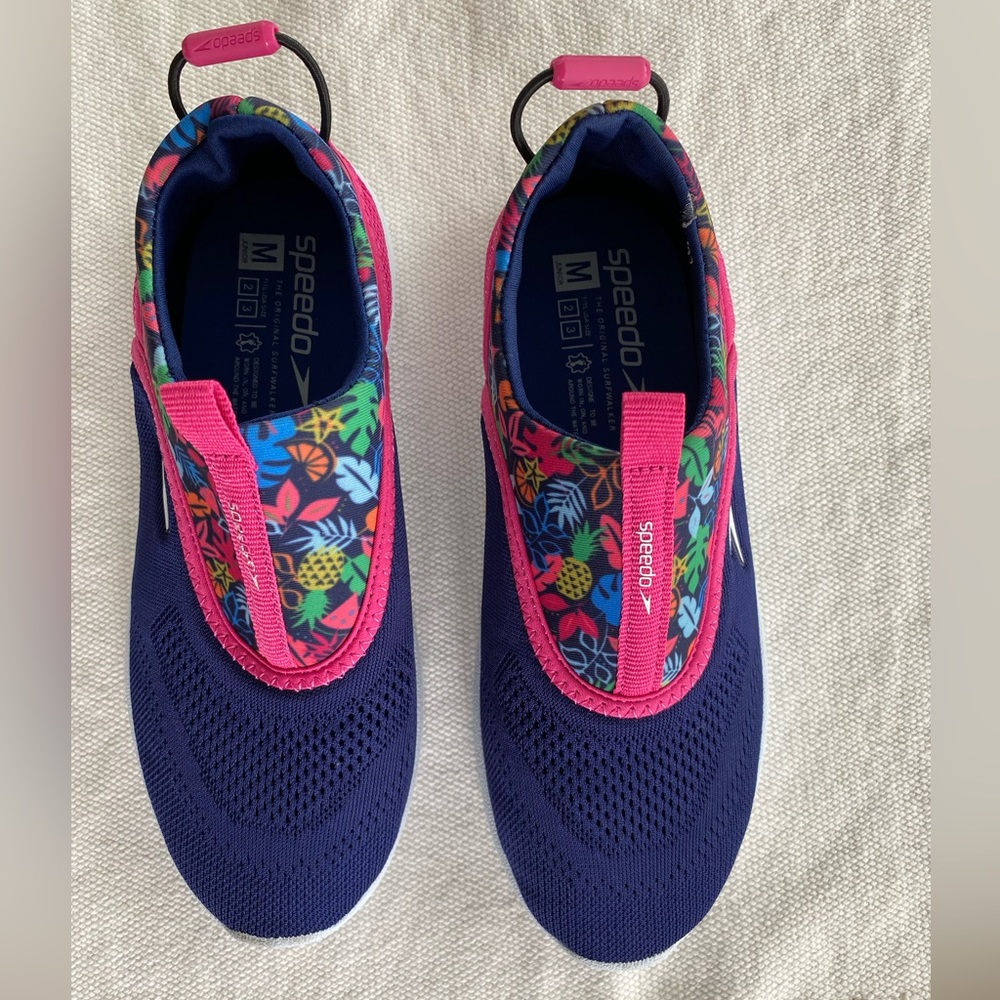 Speedo water shoes - girls size medium (2/3)